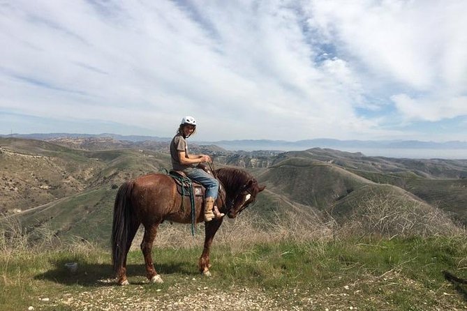 2 Hour Wildflower Horseback Trail Ride experience in Agoura Hills - Preparing your horse before the ride