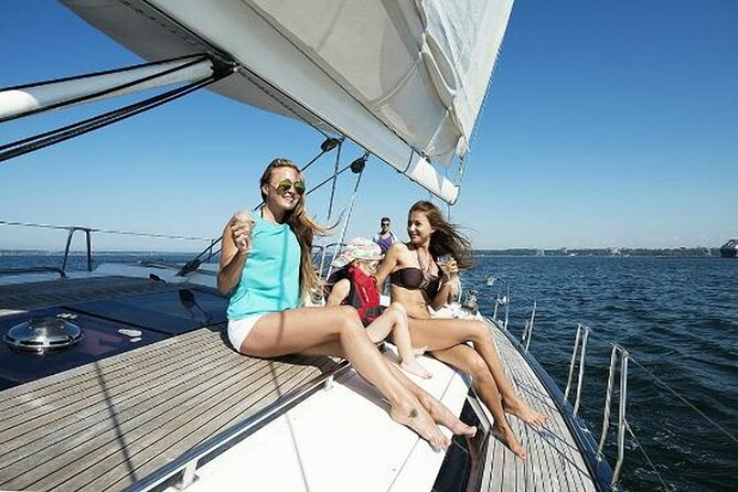 4 hours Sailboat Tour for 2 people along the Los Angeles Coastline - Three hours along Santa Monica, Venice, and Malibu
