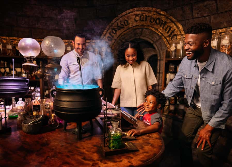 Los Angeles: Go City All-Inclusive Pass with 35+ Attractions - Warner Bros. and the Hollywood studio day