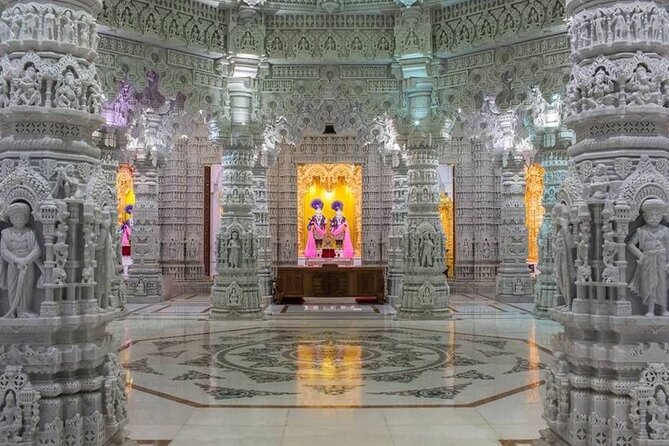 Mandir & Buddhist Temple Tour with Indian Lunch & Chinese Tea - Hsi Lai Temple: chanting, statues, and a hilltop pagoda
