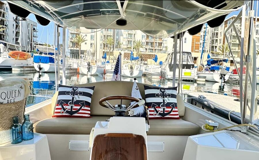 Marina Del Rey: A Romantic Boat Cruise with Sushi & Wine - Sunset, music, and the romantic mood