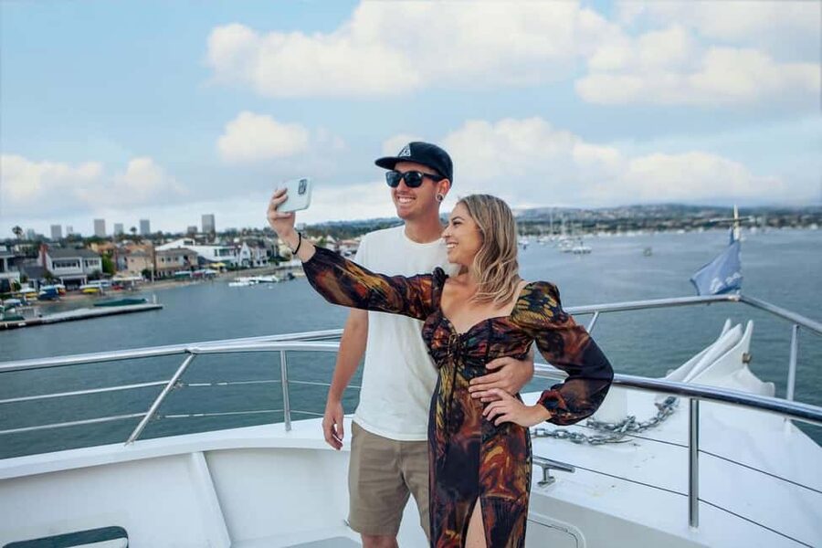 Newport Beach: City Cruises Weekend Dinner Cruise with DJ - Music, dancing, and the social side