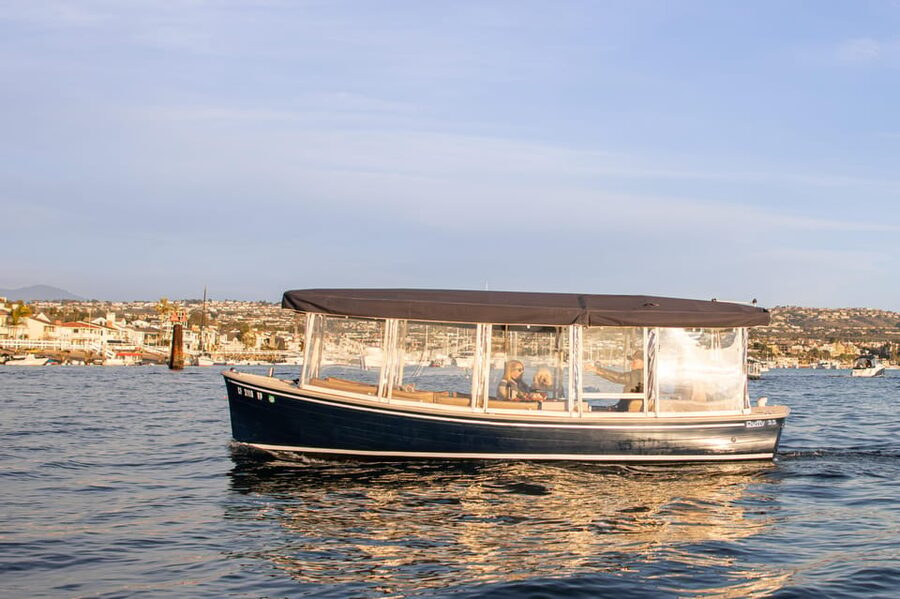 Newport Beach: Electric Boat Rental - Cruising past million-dollar homes
