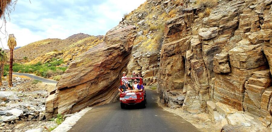 Palm Springs: Indian Canyons Jeep/Hiking Combo Tour - Meeting downtown and setting off in a classic Jeep