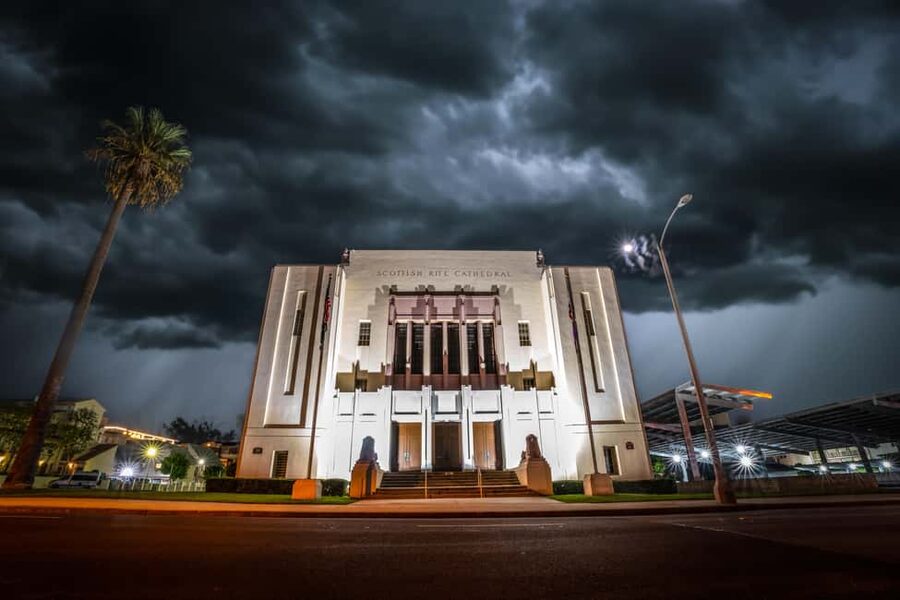 Pasadena: Haunted Walking Tour - What the guide can make or break